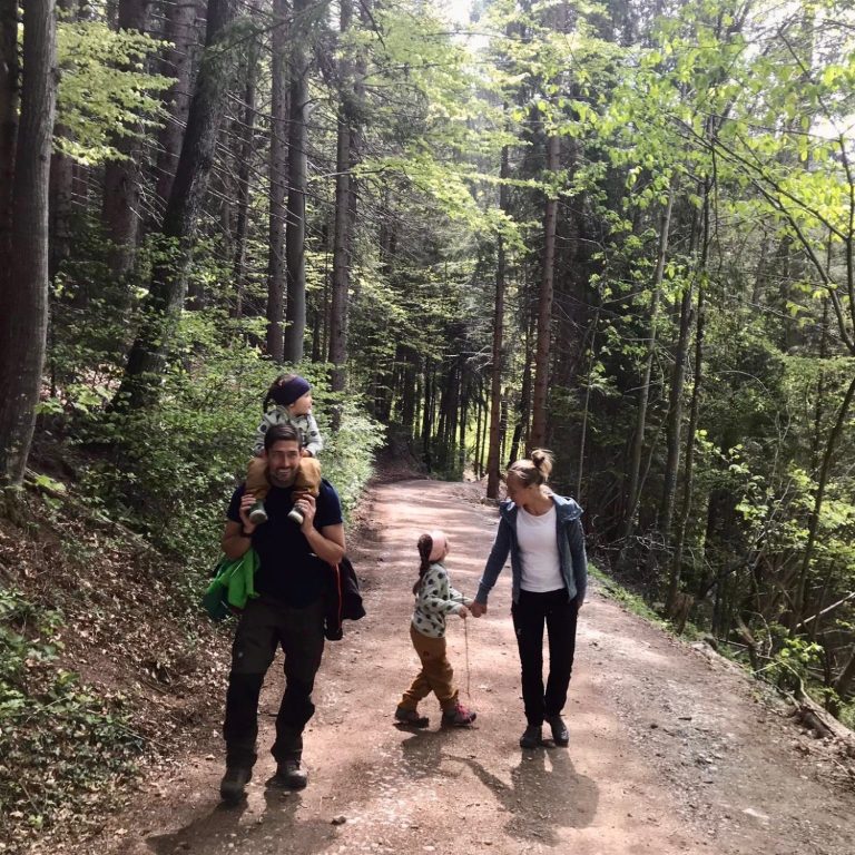 Raus in die Natur - Familienwanderung Familie beim Wandern